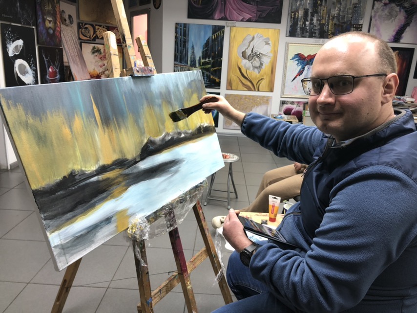 Художник Стадніков Антон за малбертом, працюе